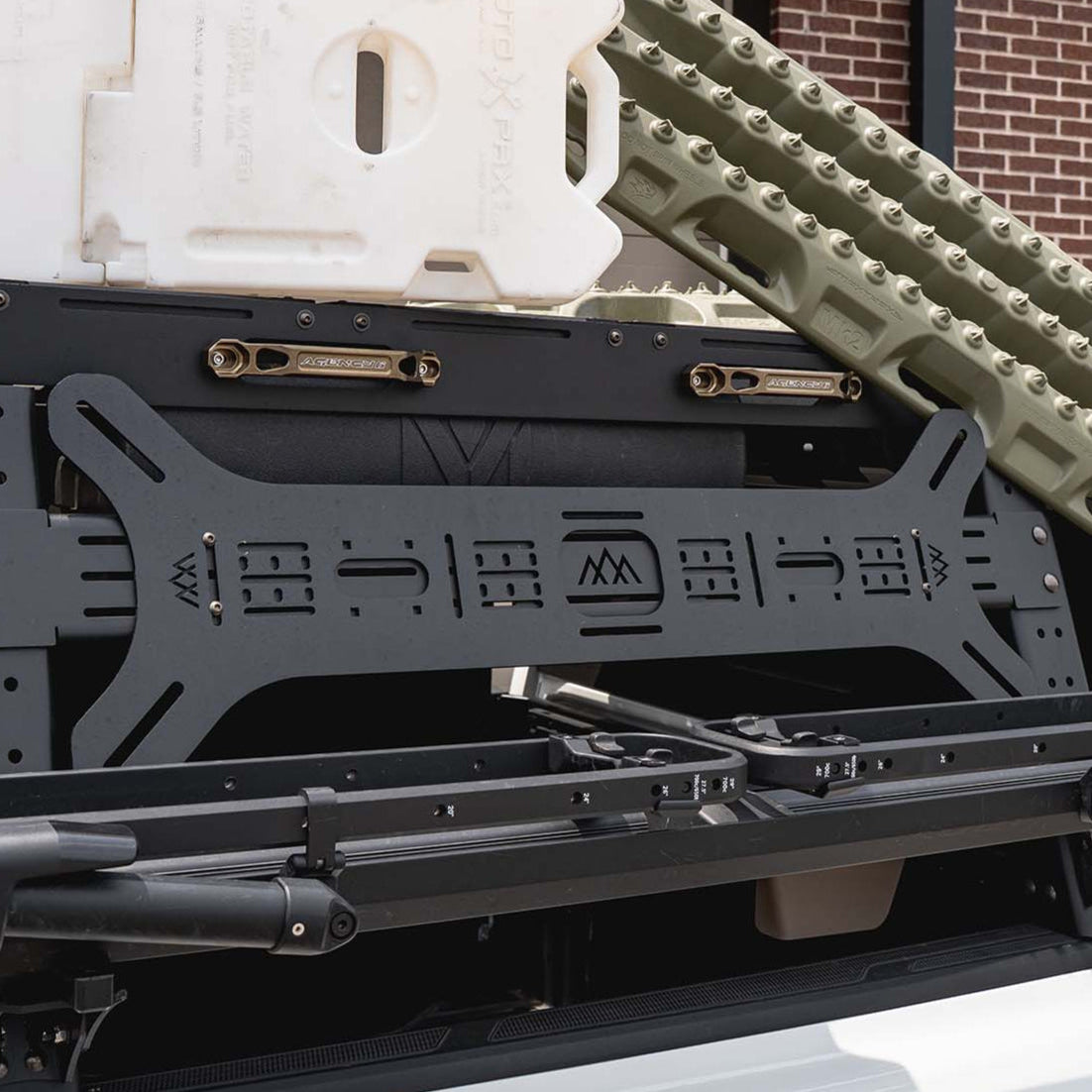 Universal Dogbone Aluminum Traction Board Mount